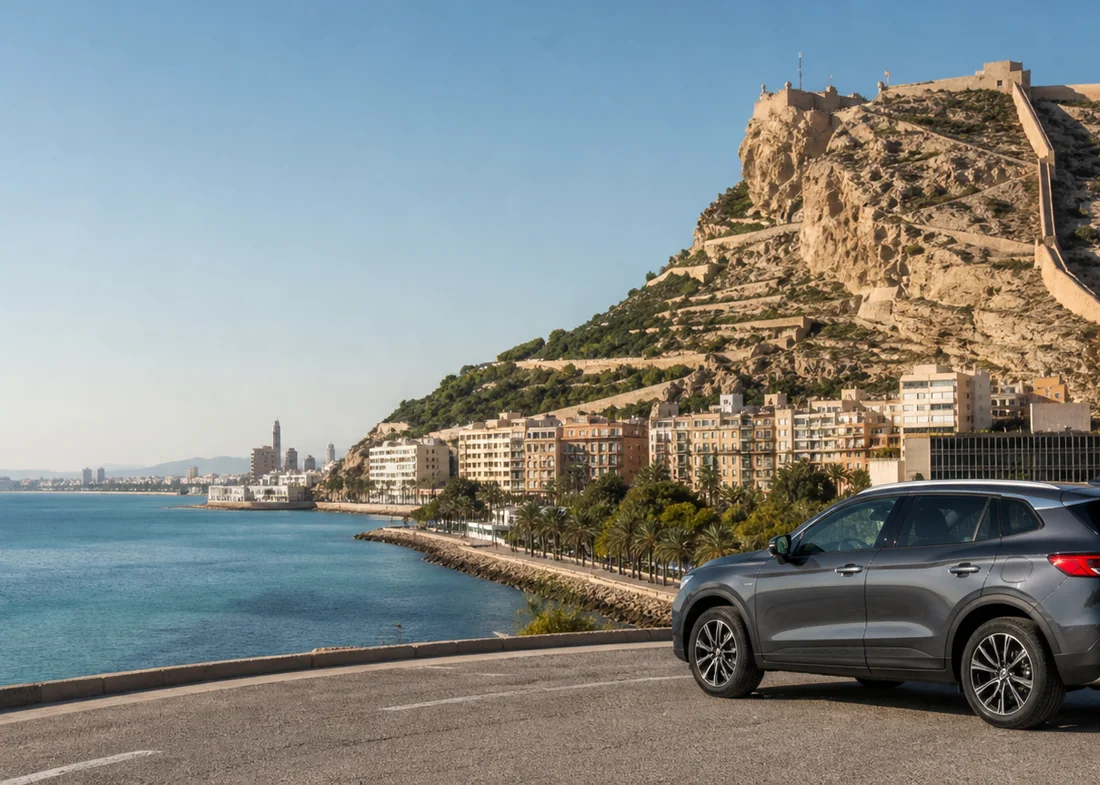 Castillo de Santa Bárbara y costa de Alicante, donde realizamos revisiones de coches de segunda mano