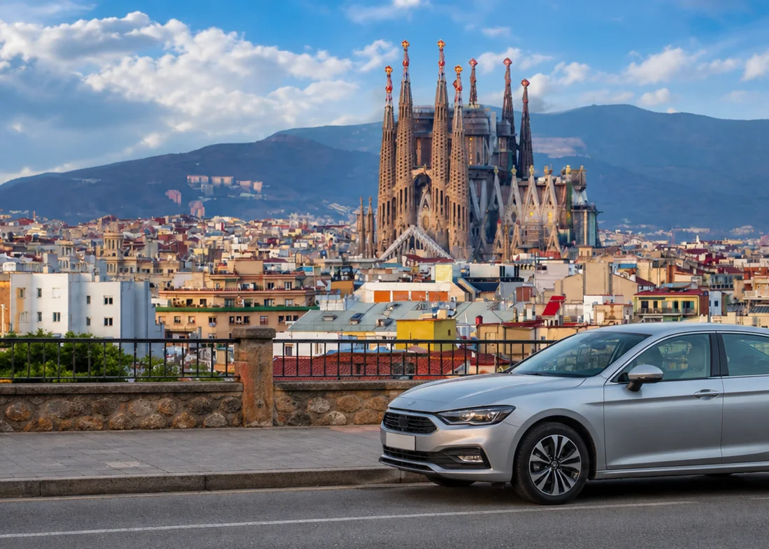 Vista de Barcelona y la Sagrada Família, zona de servicio de revisión de coches