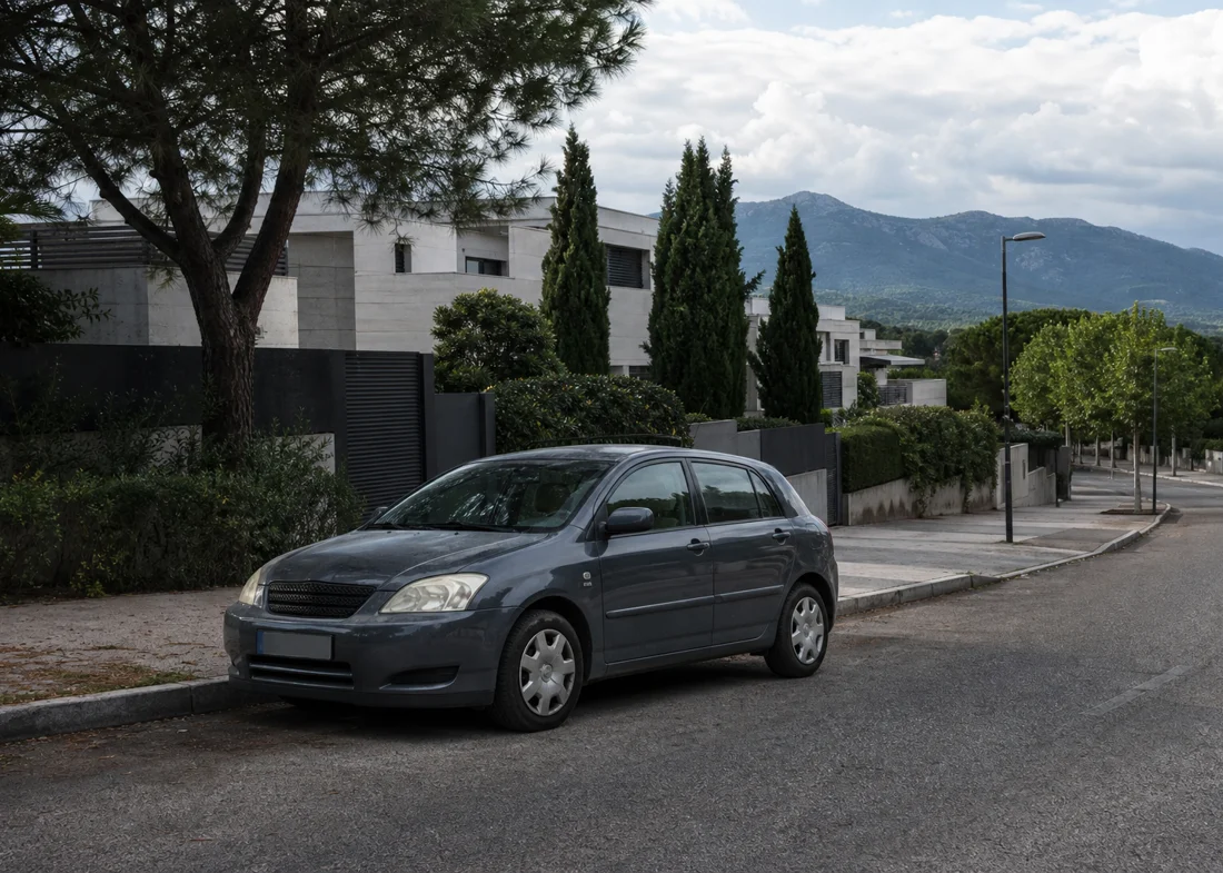 Avenida arbolada de Las Rozas de Madrid, zona de cobertura de las revisiones