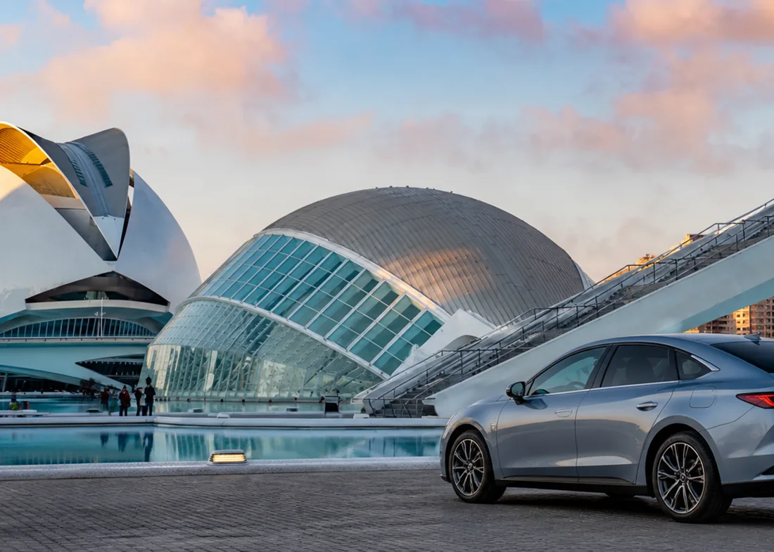 Ciudad de las Artes y las Ciencias de Valencia, zona de servicio de revisión de coches